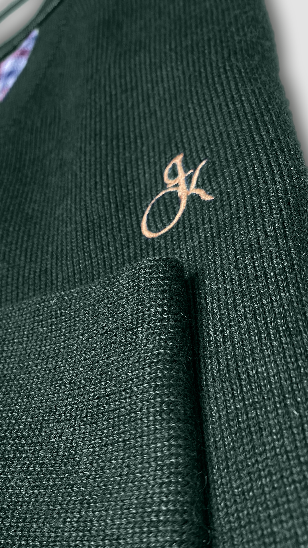 Embroke_Jersey_con_coderas_Cuello_de_pico_Color_Verde_Detalle